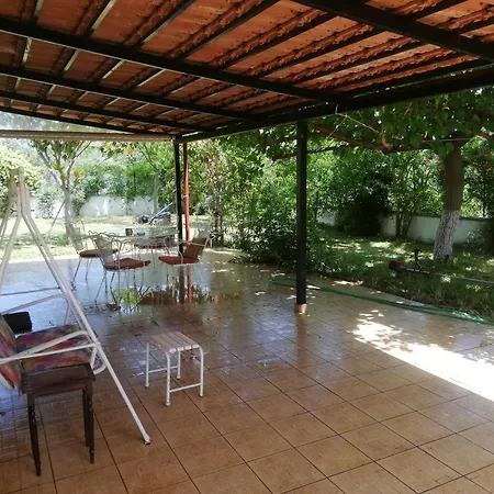 Apartment With Yard And Trees Thronion